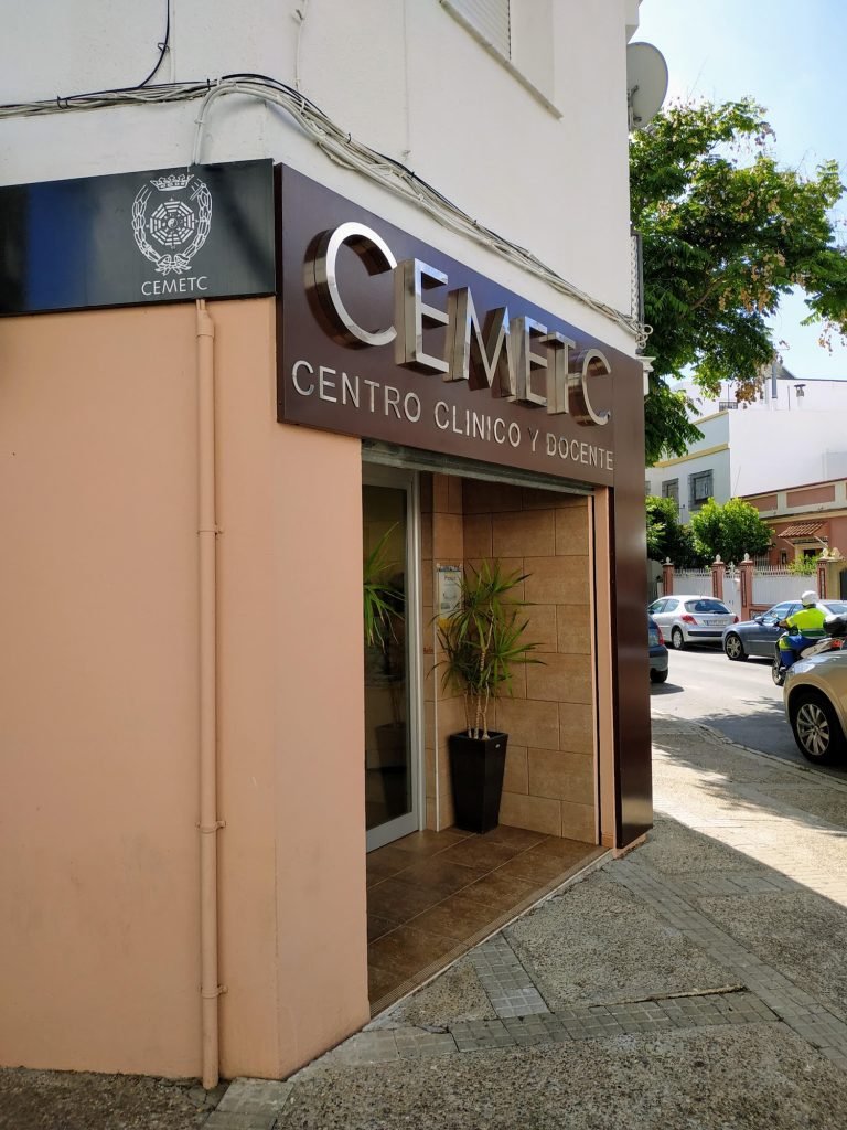 Fachada del Centro Clínico y Docente CEMETC en la calle Alcalde Francisco Jiménez Guinea, Jerez de la Frontera